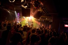 アベマコト（挫・人間）をサポートベーシストに迎えて行われた「High noble MATCH in TOKYO #5 -Past × Future-」の様子。（撮影：渡部友貴 ［KENWAN］）