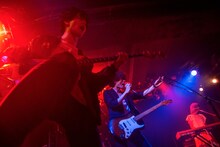 アベマコト（挫・人間）をサポートベーシストに迎えて行われた「High noble MATCH in TOKYO #5 -Past × Future-」の様子。（撮影：渡部友貴 ［KENWAN］）