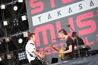 左から布袋寅泰、黒田晃年（G）。（撮影：山本倫子）