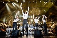 “ワッショイ”でライブを締めくくったTHE BAWDIES。（Photo by RUI HASHIMOTO[SOUND SHOOTER]）