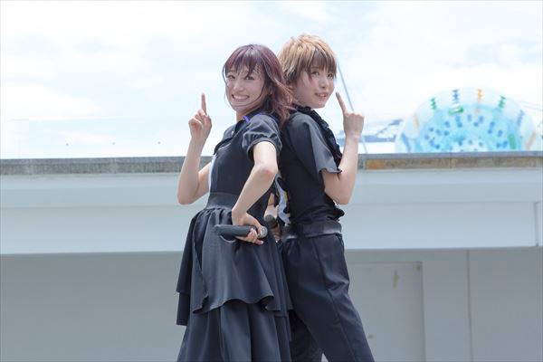 左から茜屋日海夏、澁谷梓希。（Photo by KOSUKE USHIZIMA）