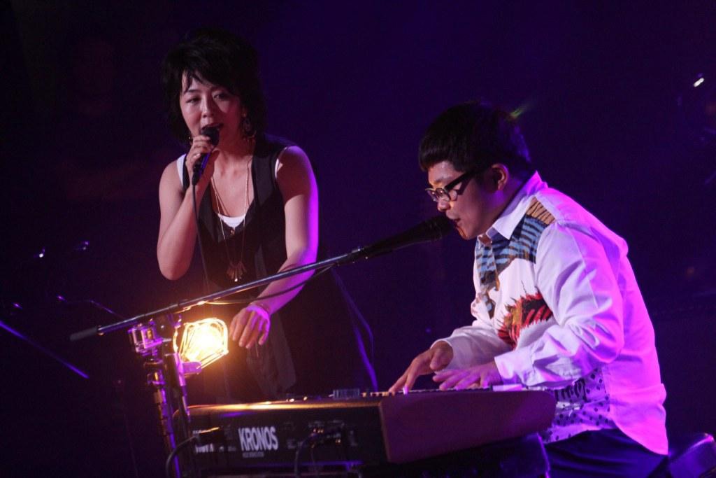 左から高宮マキ、さかいゆう。