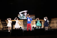 左からやのあんな、五十嵐裕美、永田裕志、三森すずこ、大坪由佳。（写真提供：ポニーキャニオン）