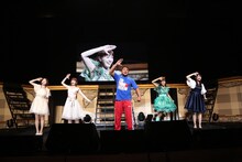 左からやのあんな、五十嵐裕美、永田裕志、三森すずこ、大坪由佳。（写真提供：ポニーキャニオン）