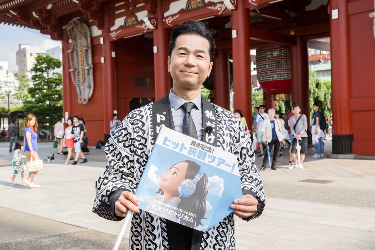 「ヒット祈願ツアー」で浅草を訪れた中村正人。