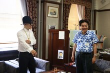左からAK-69、河村たかし名古屋市長。