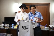 左からAK-69、河村たかし名古屋市長。