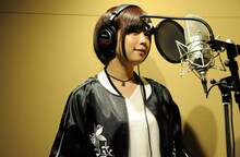 レコーディング中の紗倉まな。