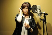 レコーディング中の紗倉まな。