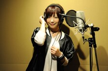 レコーディング中の紗倉まな。