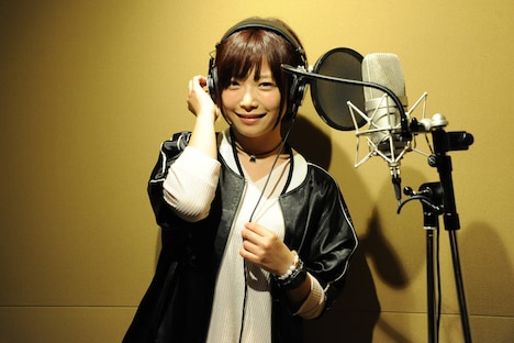 レコーディング中の紗倉まな。