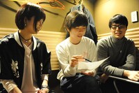 トリプルファイヤーの2人からボーカルディレクションを受ける紗倉まな。