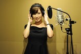 レコーディング中の小島みなみ。