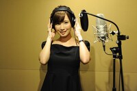 レコーディング中の小島みなみ。