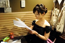 レコーディング前に練習する小島みなみ。