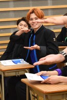 カメラの同期を取るADの動きを真似するカイ。