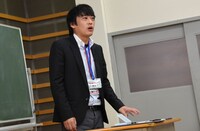 マネージャー役の村上健志（フルーツポンチ）。