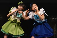 ユニット曲「NとS」を歌う緒方真優（左）と相原まり（右）。