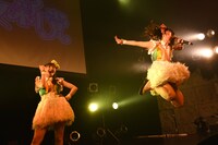 ユニット曲「凸凹解決せんせーしょん」を歌う田尻あやめ（左）と高橋優里花（右）。