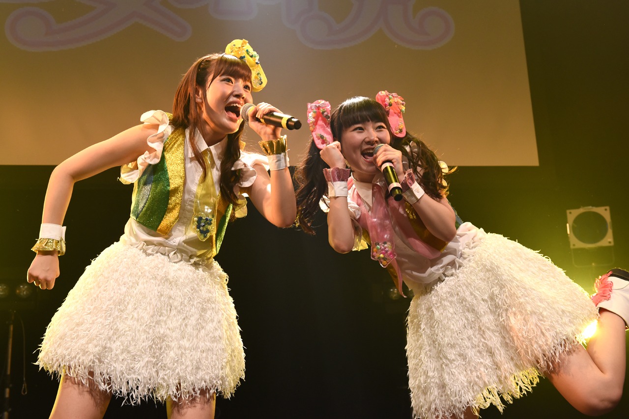 ユニット曲「凸凹解決せんせーしょん」を歌う田尻あやめ（左）と高橋優里花（右）。