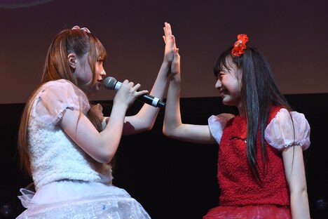 ユニット曲「世界で一番君が好き」を披露する長谷川愛里(左)と其原有沙(右)。