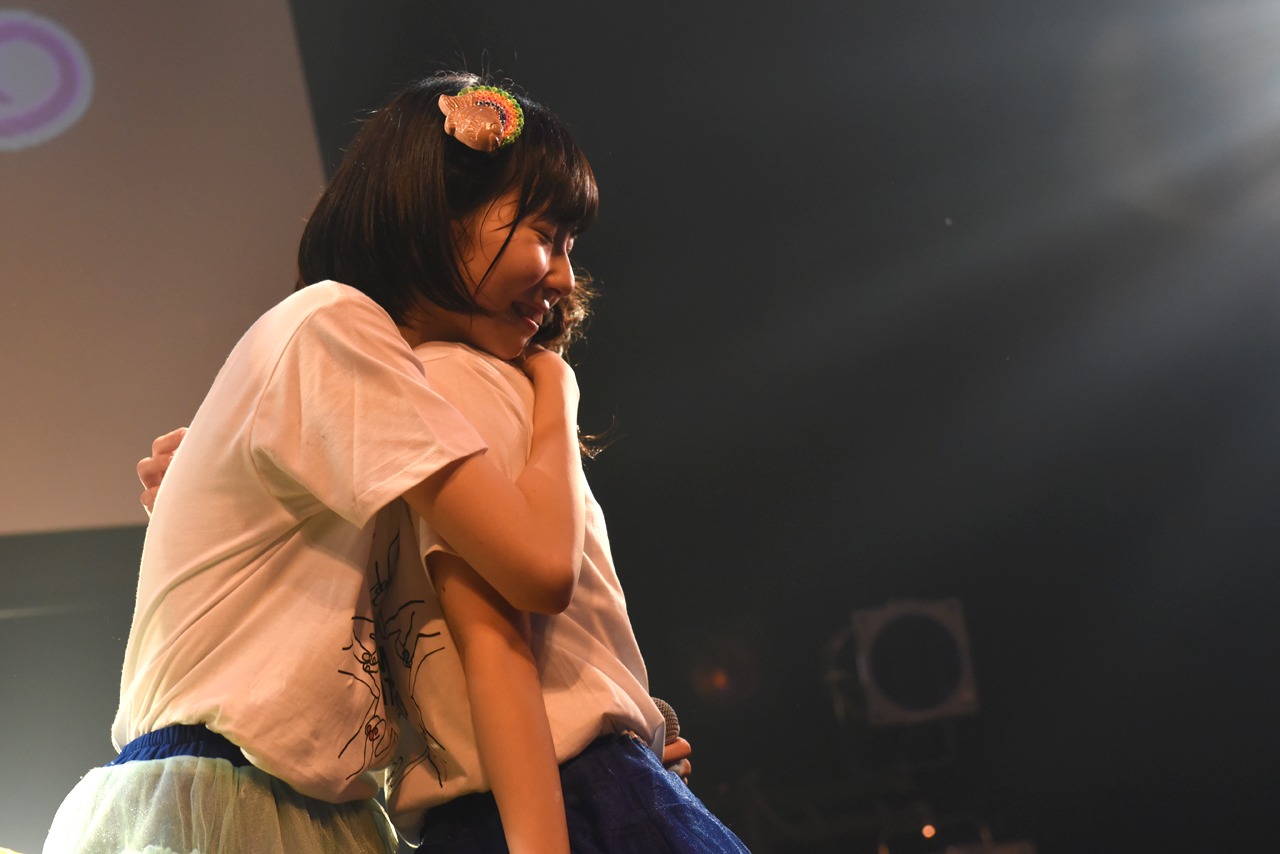 相原まり（右）の肩を抱く緒方真優（左）。