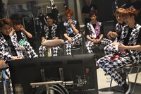 VTRをチェックする超特急。