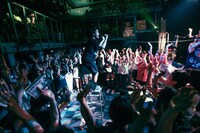 サークルモッシュの真ん中で歌唱する河井教馬（Vo）。（Photo by Shingo Tamai）