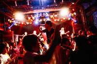 サークルモッシュの真ん中で歌唱する河井教馬（Vo）。（Photo by Shingo Tamai）