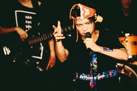 パンツをかぶって歌唱する河井教馬（Vo）。（Photo by Shingo Tamai）