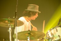 山崎正太郎（Dr, Cho / Czecho No Republic）（撮影：半田安政[Showcase]）