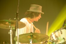 山崎正太郎（Dr, Cho / Czecho No Republic）（撮影：半田安政[Showcase]）