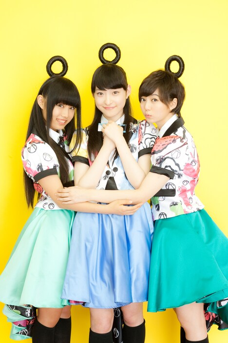 左から廣田あいか、松野莉奈、安本彩花。（写真提供：松竹ブロードキャスティング）