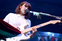 江夏詩織（Vo, G, Syn / lovefilm）（撮影：半田安政[Showcase]）