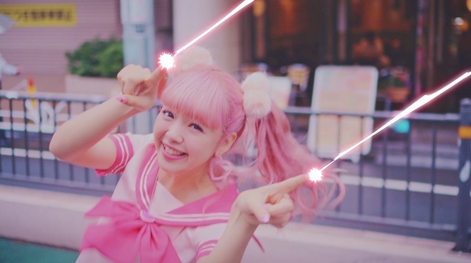 藤田ニコル「Bye Bye」ミュージックビデオのワンシーン。