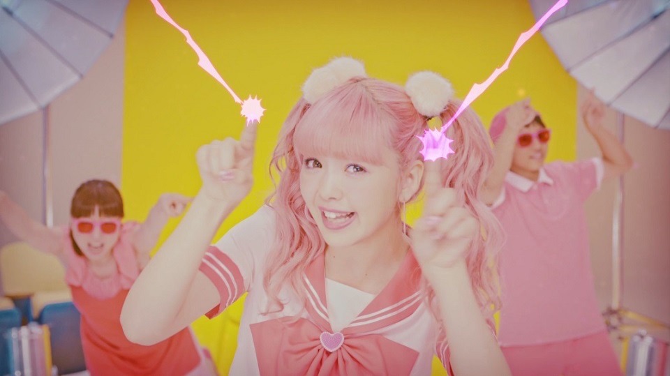 藤田ニコル「Bye Bye」ミュージックビデオのワンシーン。