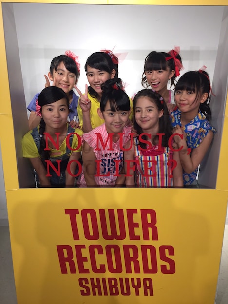 フォトフレームで撮影するCiao Smiles。（写真提供：アミューズ）