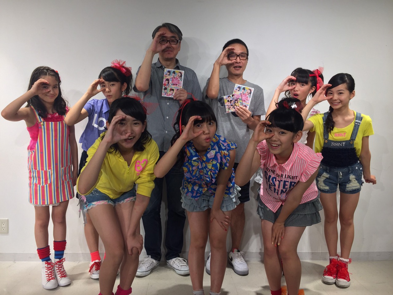 タワーレコードの嶺脇育夫代表取締役社長と南波一海を囲むCiao Smiles。（写真提供：アミューズ）