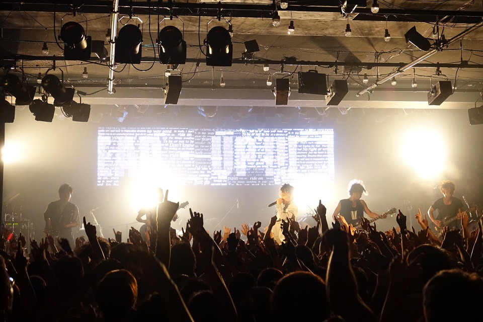 「UVERworld SUMMER TOUR 2016」の様子。 （写真提供：ソニー・ミュージックレコーズ）