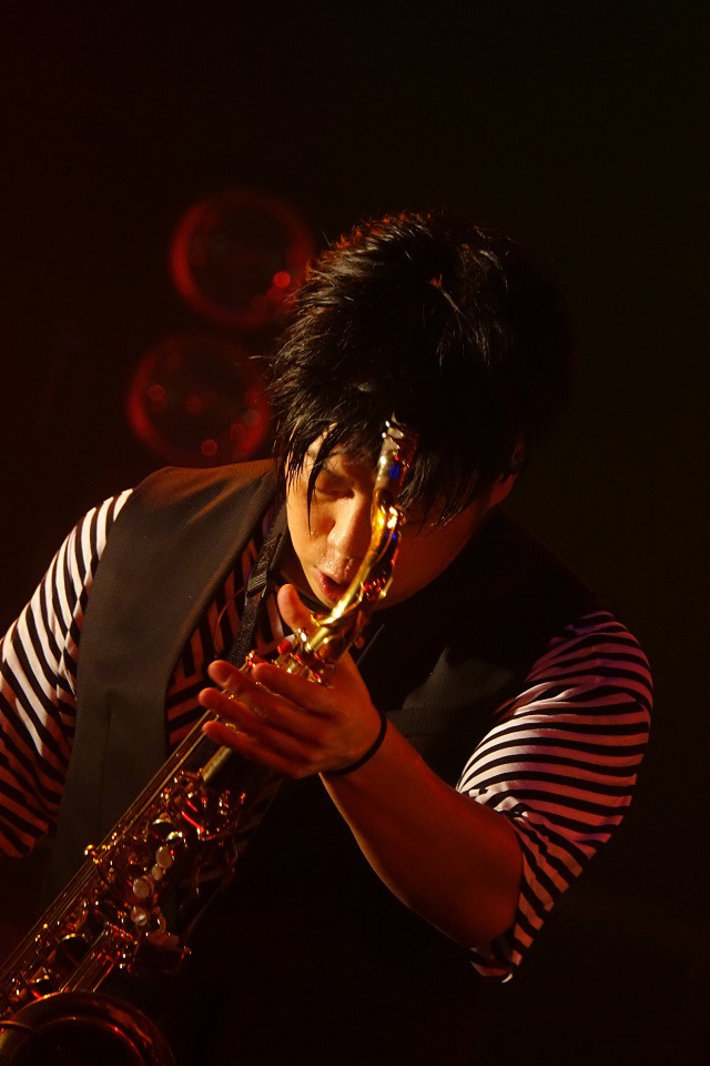 誠果（Manipulator, Sax） （写真提供：ソニー・ミュージックレコーズ）