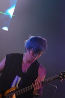 信人（B） （写真提供：ソニー・ミュージックレコーズ）