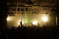 「UVERworld SUMMER TOUR 2016」の様子。 （写真提供：ソニー・ミュージックレコーズ）