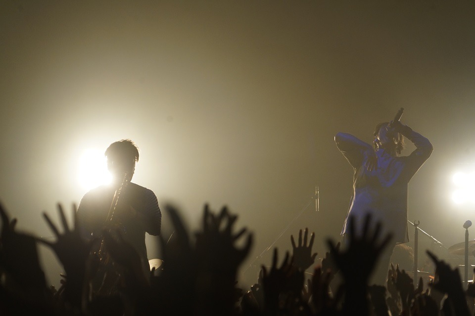 左から誠果（Manipulator, Sax）、TAKUYA∞（Vo）。 （写真提供：ソニー・ミュージックレコーズ）