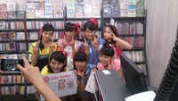 タワーレコードを訪れたCiao Smiles。（写真提供：アミューズ）