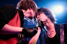 左からluz、ヒロト。（提供：EXIT TUNES）