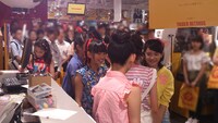 タワーレコードを訪れたCiao Smiles。（写真提供：アミューズ）
