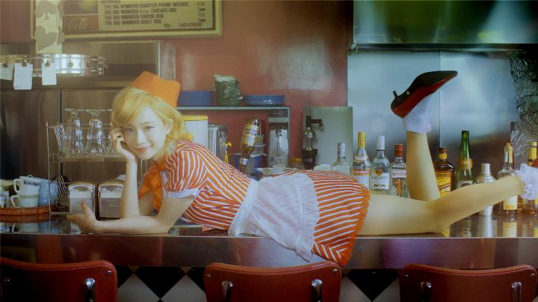 チェコ新曲MV公開、タカハシマイが“セクシービーム”でメンバー悩殺