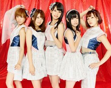 DEAR KISS。一番左が水野真莉絵。