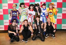 でんぱ組.incとSPYAIRによる記念撮影の様子。（写真提供：ディアステージ）