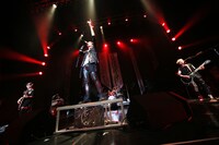 SPYAIRによるライブの様子。（写真提供：ディアステージ）